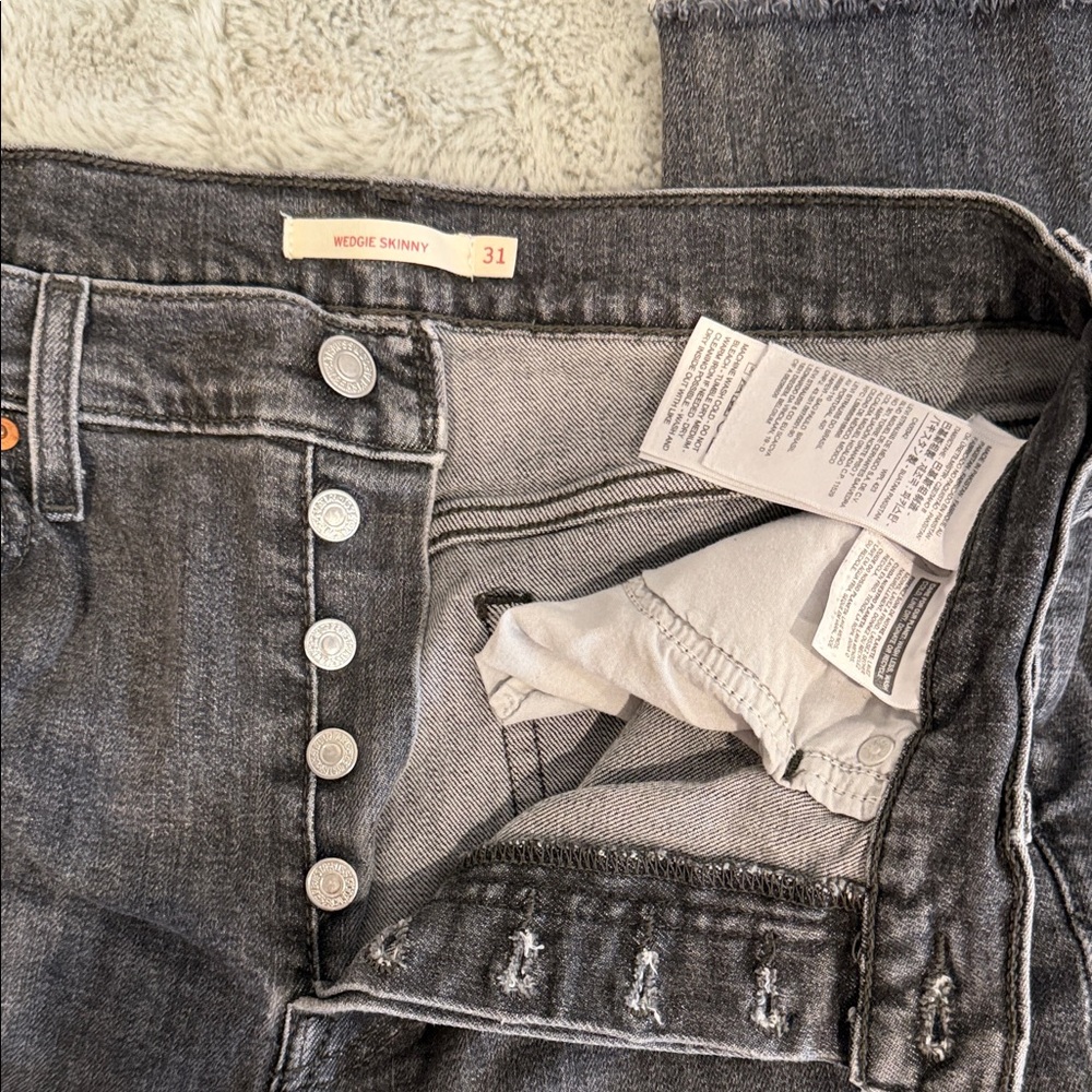 Levi’s Wedgie Skinny Jeans Faded Black Raw Hem High Rise Size 31 - Picture 7 of 10